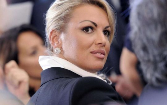 Francesca Pascale dice addio a Berlusconi e sposa Paola Turci