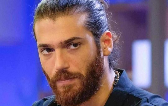 Can Yaman si sente solo